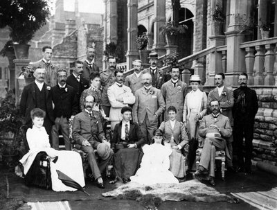 Lord en Lady Lansdowne met Personeel en Vrienden bij de Onderkoninklijke Lodge, Shimla, ca. 1888-94 door English Photographer